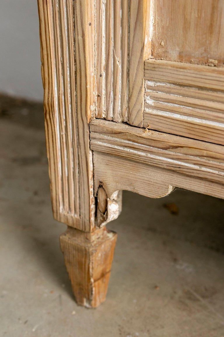 Consola de 2 puertas dobles y 2 cajones con cubierta de mármol de una casa de campo española de la década de 1930