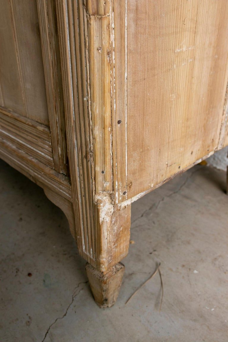 Consola de 2 puertas dobles y 2 cajones con cubierta de mármol de una casa de campo española de la década de 1930