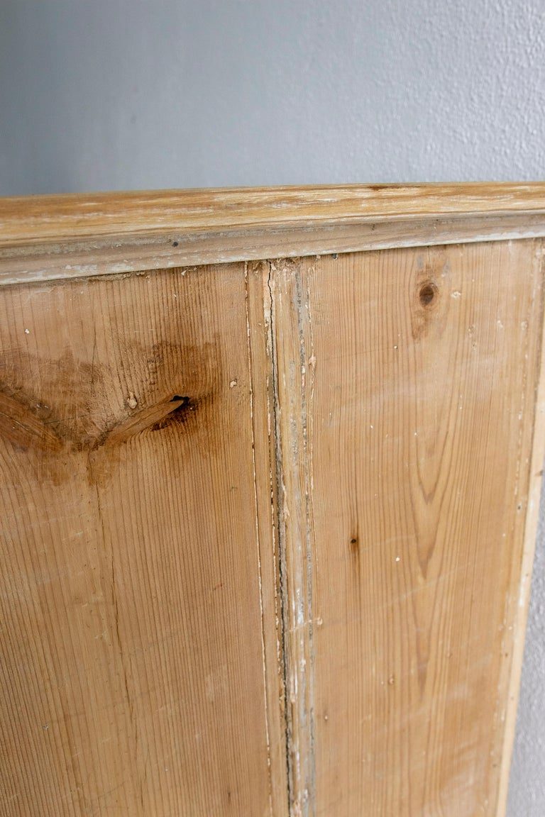 Consola de 2 puertas dobles y 2 cajones con cubierta de mármol de una casa de campo española de la década de 1930