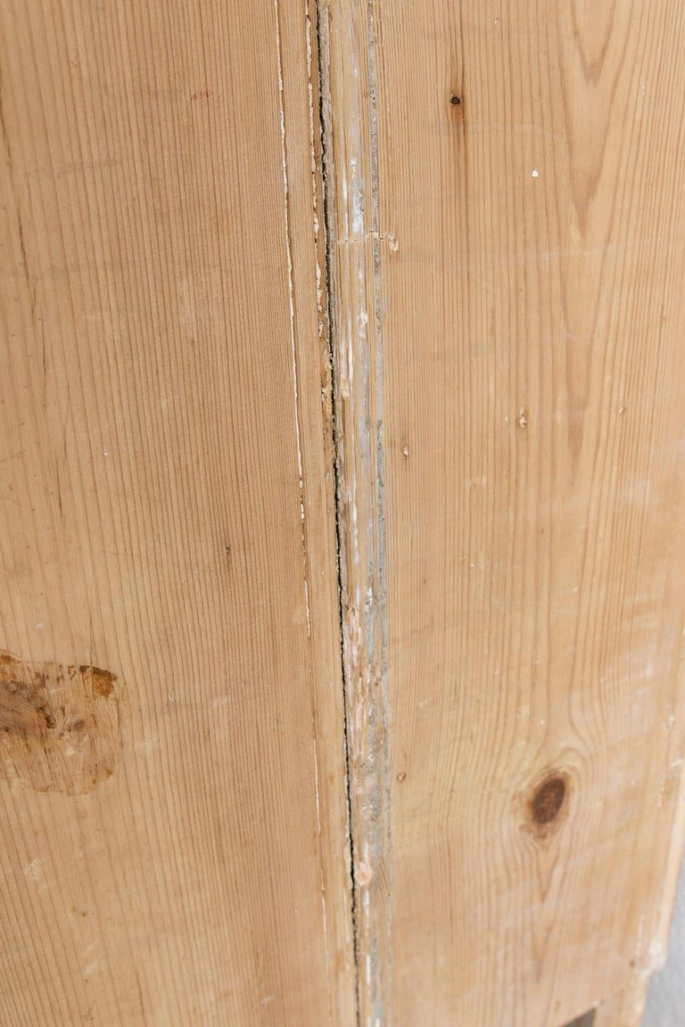 Consola de 2 puertas dobles y 2 cajones con cubierta de mármol de una casa de campo española de la década de 1930