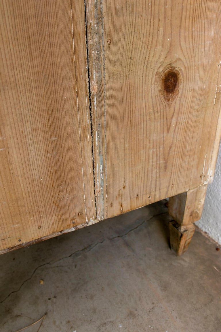 Consola de 2 puertas dobles y 2 cajones con cubierta de mármol de una casa de campo española de la década de 1930