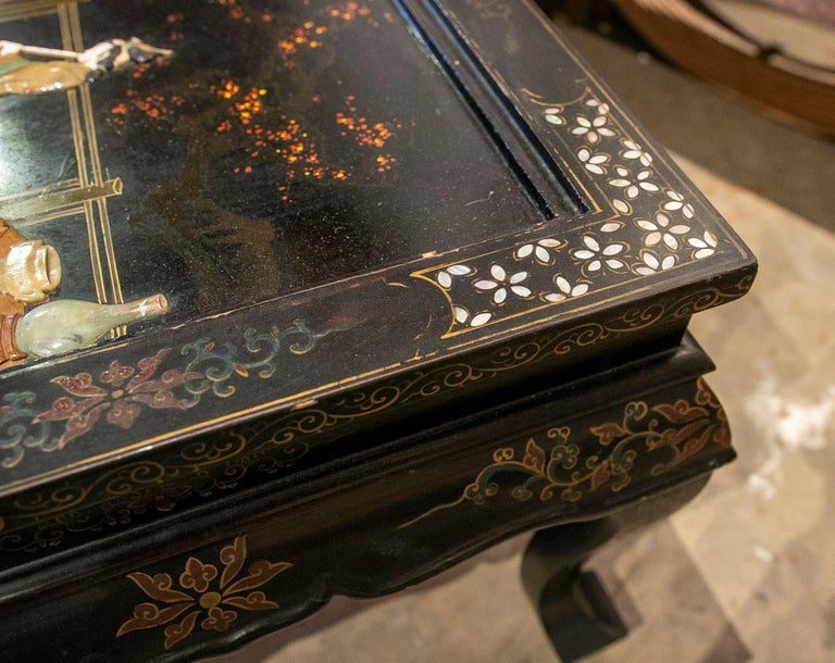 Mesa de Centro Oriental Lacada en Negro y Decoración de Personajes con Piedra