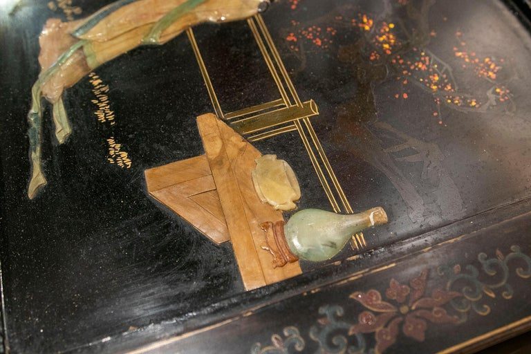 Mesa de Centro Oriental Lacada en Negro y Decoración de Personajes con Piedra