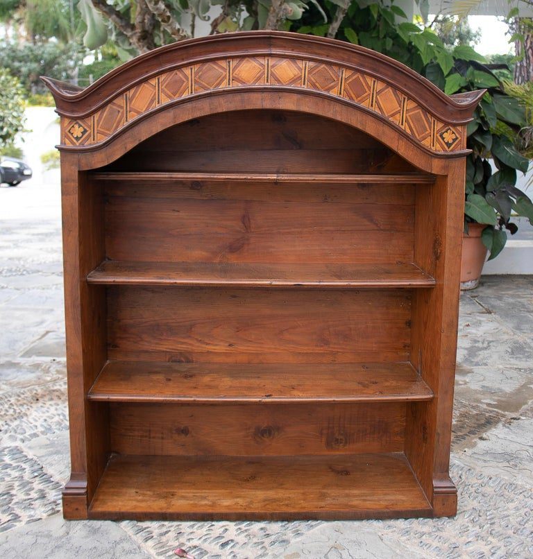 Estantería de pared del siglo XIX con incrustaciones de madera, en estilo Carlos IV