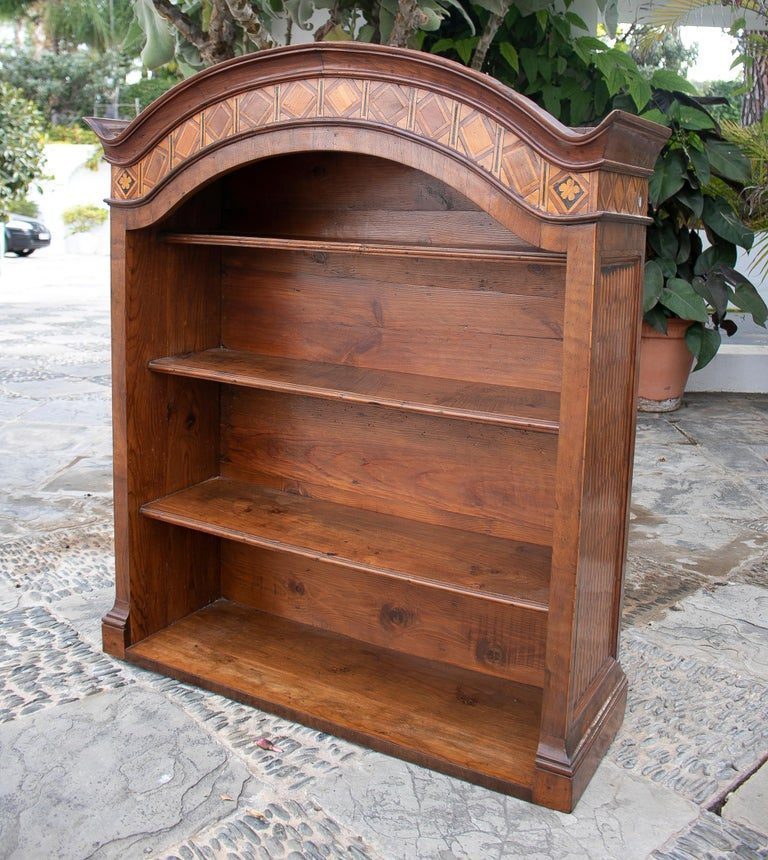 Estantería de pared del siglo XIX con incrustaciones de madera, en estilo Carlos IV