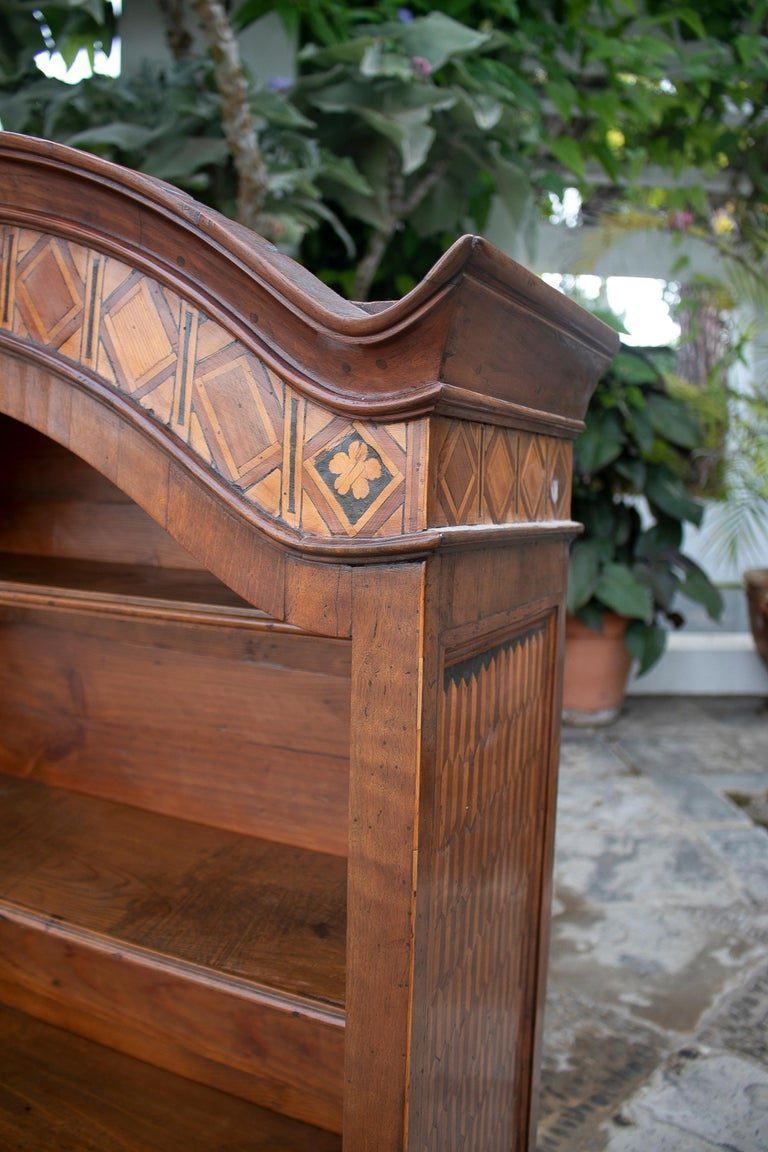 Estantería de pared del siglo XIX con incrustaciones de madera, en estilo Carlos IV