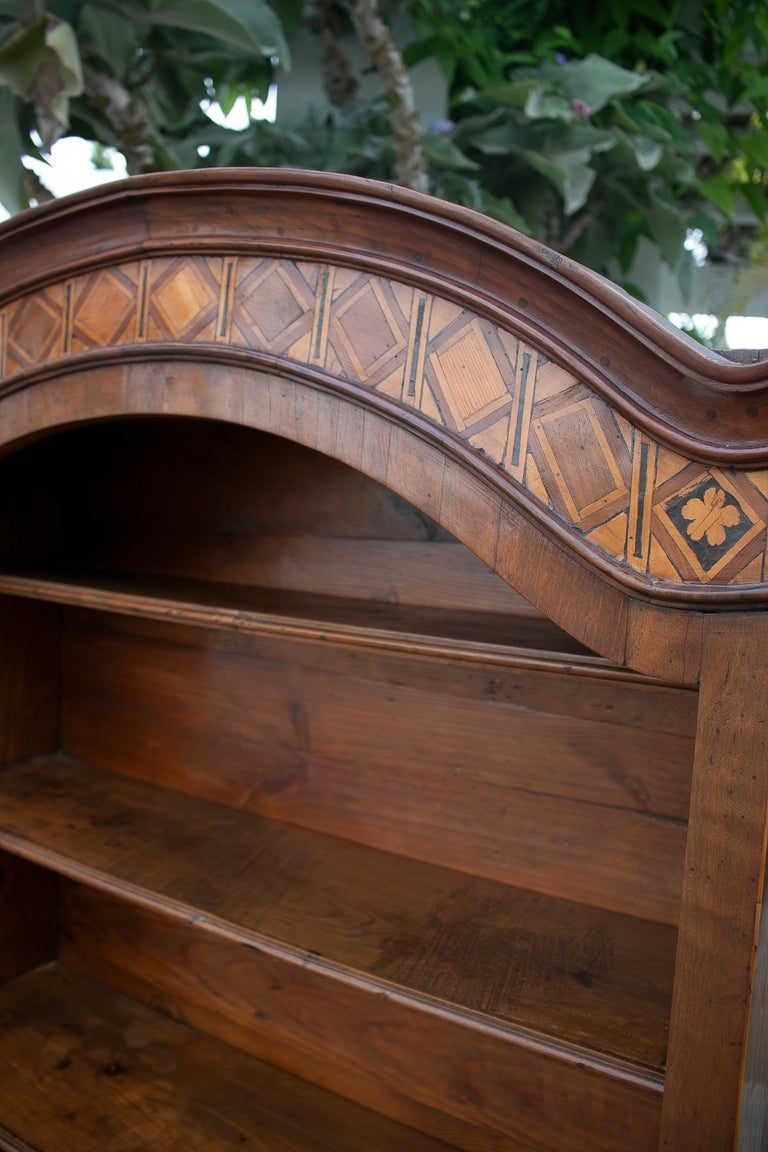 Estantería de pared del siglo XIX con incrustaciones de madera, en estilo Carlos IV