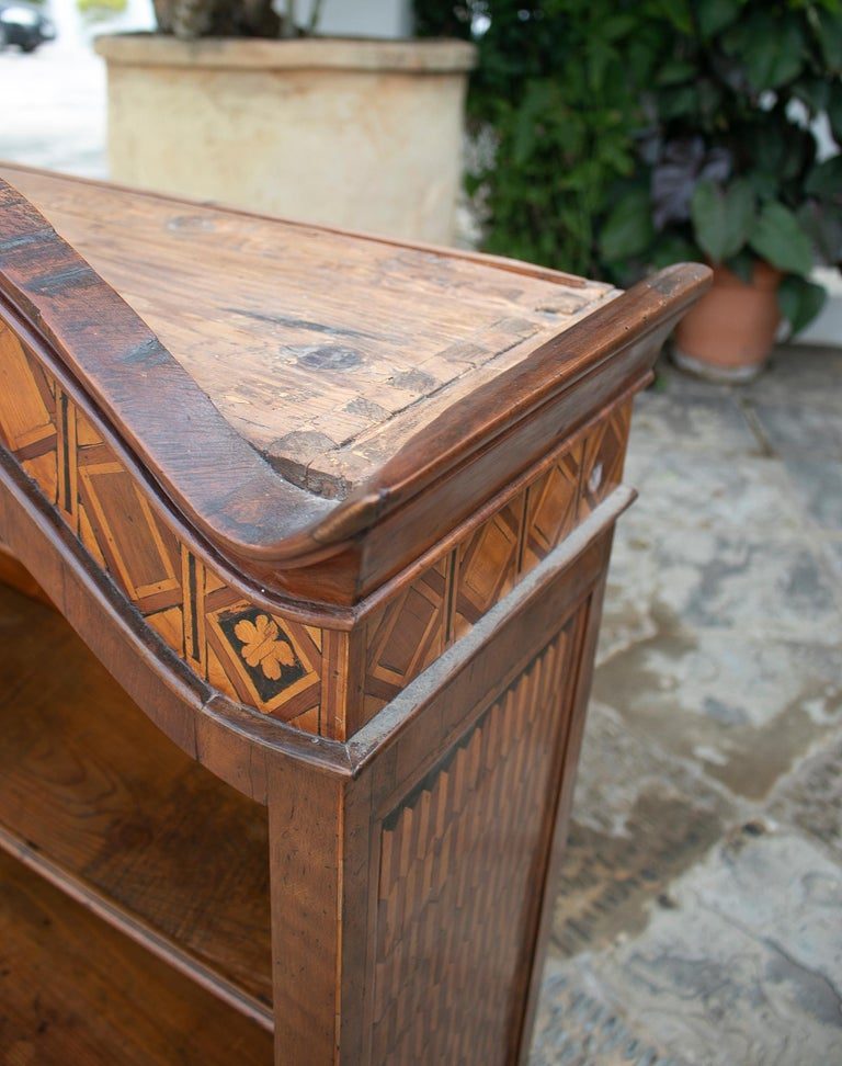 Estantería de pared del siglo XIX con incrustaciones de madera, en estilo Carlos IV