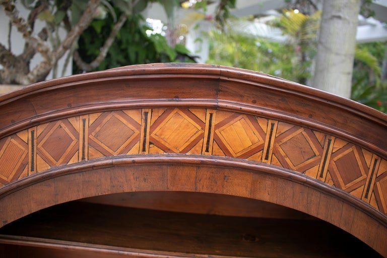 Estantería de pared del siglo XIX con incrustaciones de madera, en estilo Carlos IV