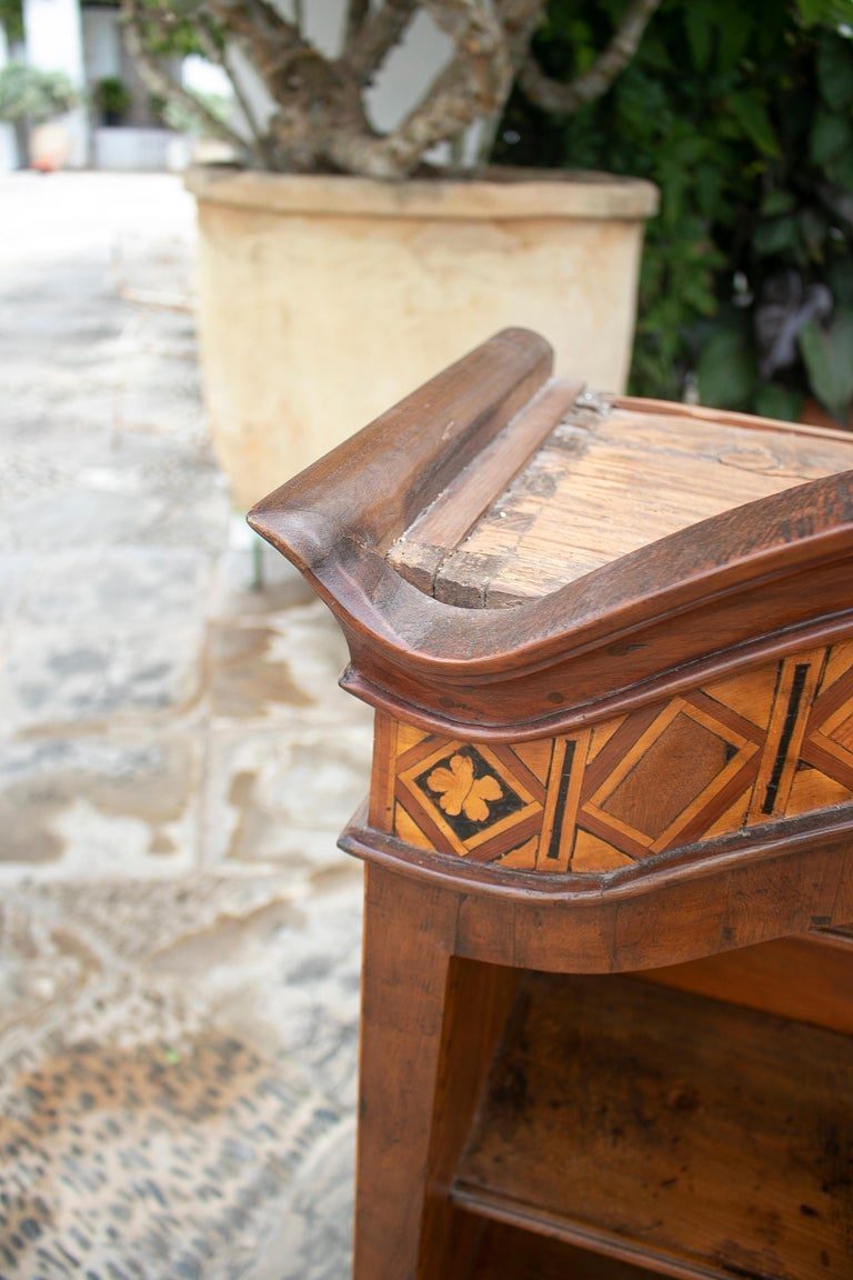 Estantería de pared del siglo XIX con incrustaciones de madera, en estilo Carlos IV