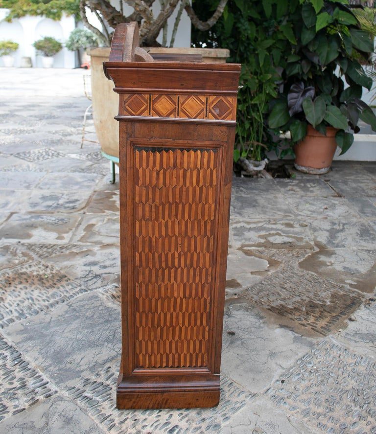 Estantería de pared del siglo XIX con incrustaciones de madera, en estilo Carlos IV
