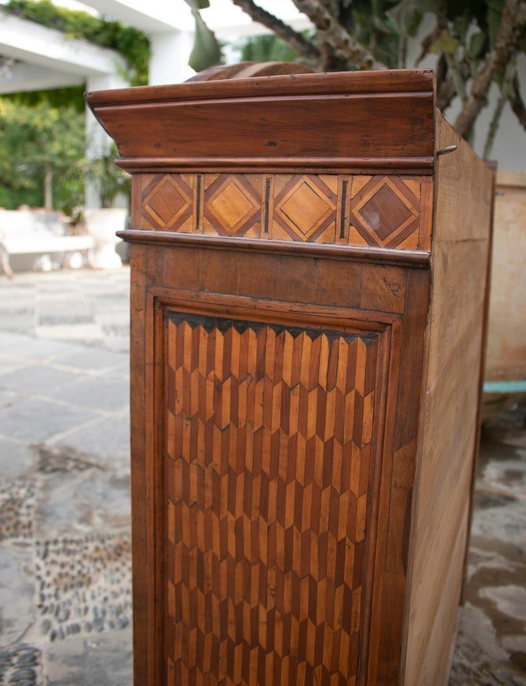 Estantería de pared del siglo XIX con incrustaciones de madera, en estilo Carlos IV