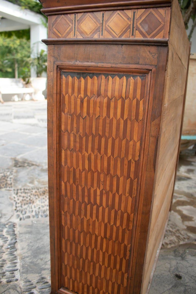Estantería de pared del siglo XIX con incrustaciones de madera, en estilo Carlos IV