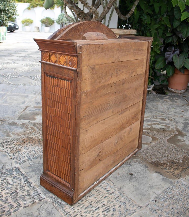 Estantería de pared del siglo XIX con incrustaciones de madera, en estilo Carlos IV