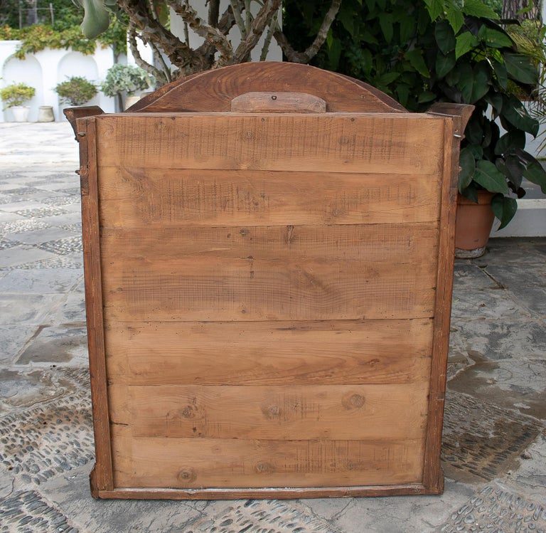 Estantería de pared del siglo XIX con incrustaciones de madera, en estilo Carlos IV