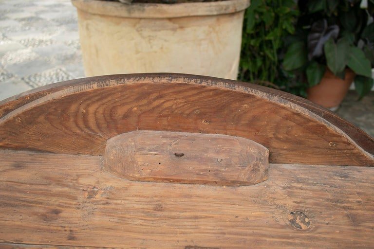 Estantería de pared del siglo XIX con incrustaciones de madera, en estilo Carlos IV