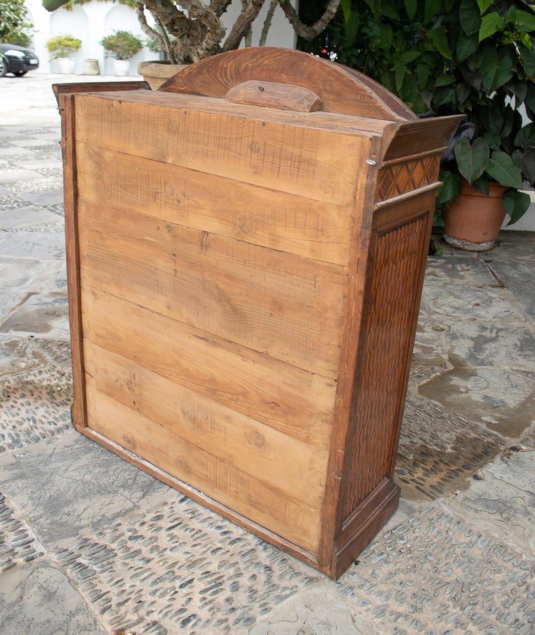 Estantería de pared del siglo XIX con incrustaciones de madera, en estilo Carlos IV