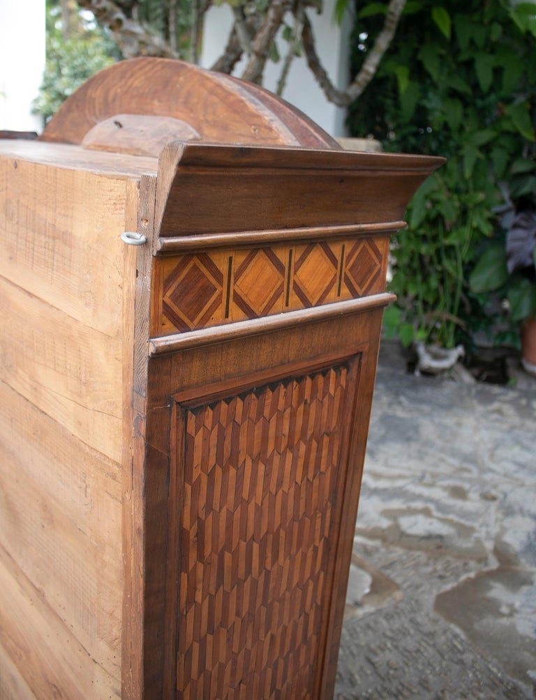 Estantería de pared del siglo XIX con incrustaciones de madera, en estilo Carlos IV