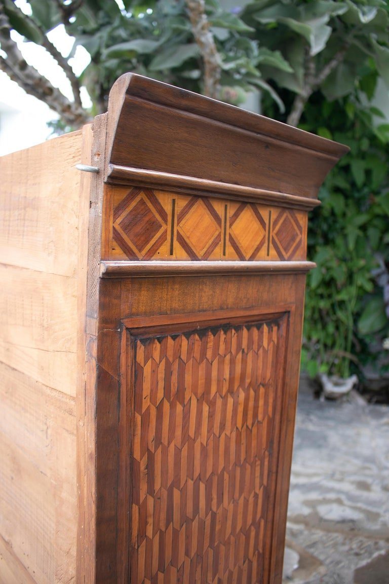 Estantería de pared del siglo XIX con incrustaciones de madera, en estilo Carlos IV