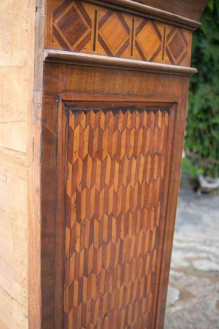 Estantería de pared del siglo XIX con incrustaciones de madera, en estilo Carlos IV