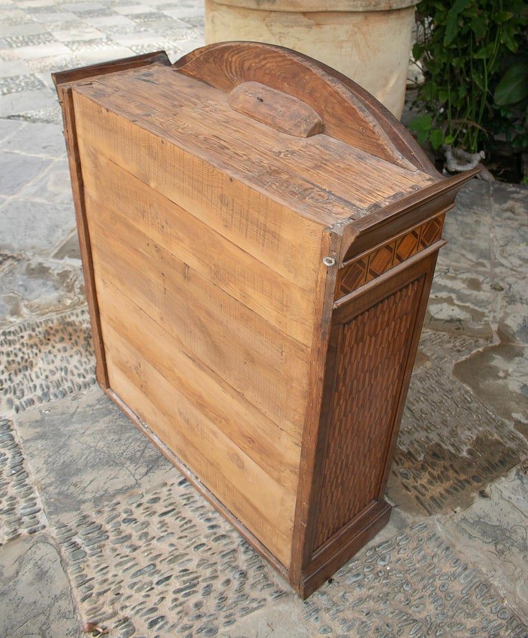 Estantería de pared del siglo XIX con incrustaciones de madera, en estilo Carlos IV