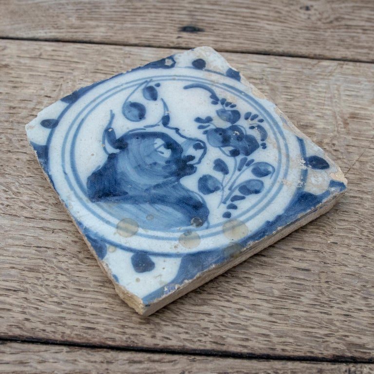 Azulejo de cerámica vidriada español de triana en color azul y blanco, S XVIII
