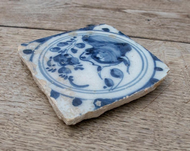 Azulejo de cerámica vidriada español de triana en color azul y blanco, S XVIII
