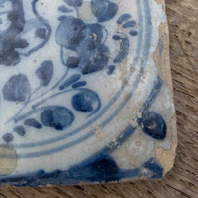 Azulejo de cerámica vidriada español de triana en color azul y blanco, S XVIII