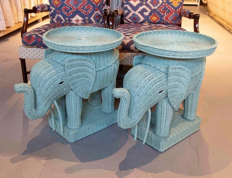 Pareja de mesas auxiliares con diseño de elefante en mimbre verde