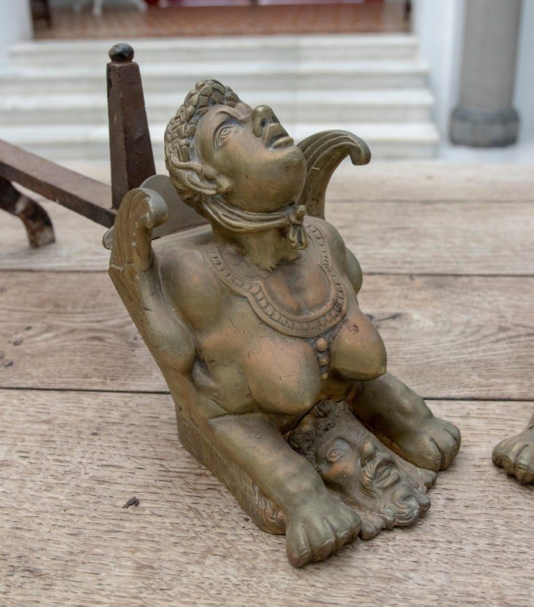 Pareja francesa del siglo XIX de morillos de bronce de personajes alados