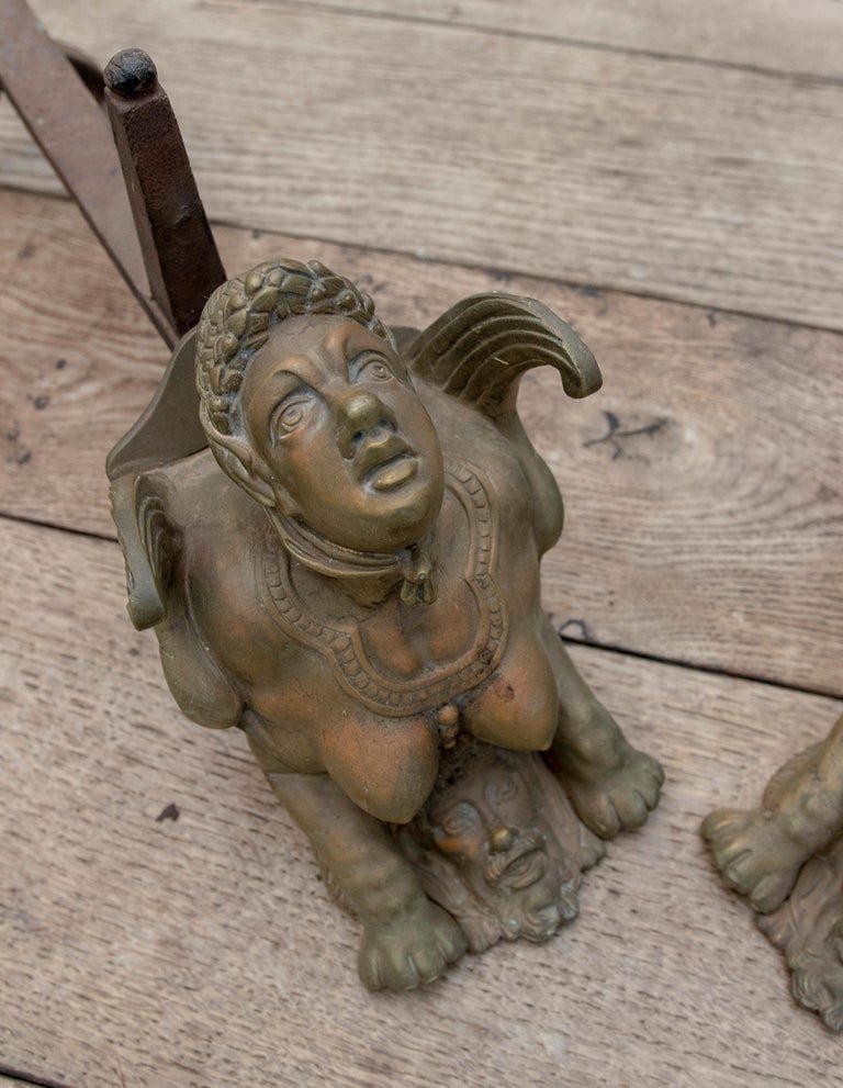 Pareja francesa del siglo XIX de morillos de bronce de personajes alados