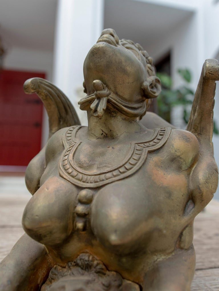 Pareja francesa del siglo XIX de morillos de bronce de personajes alados