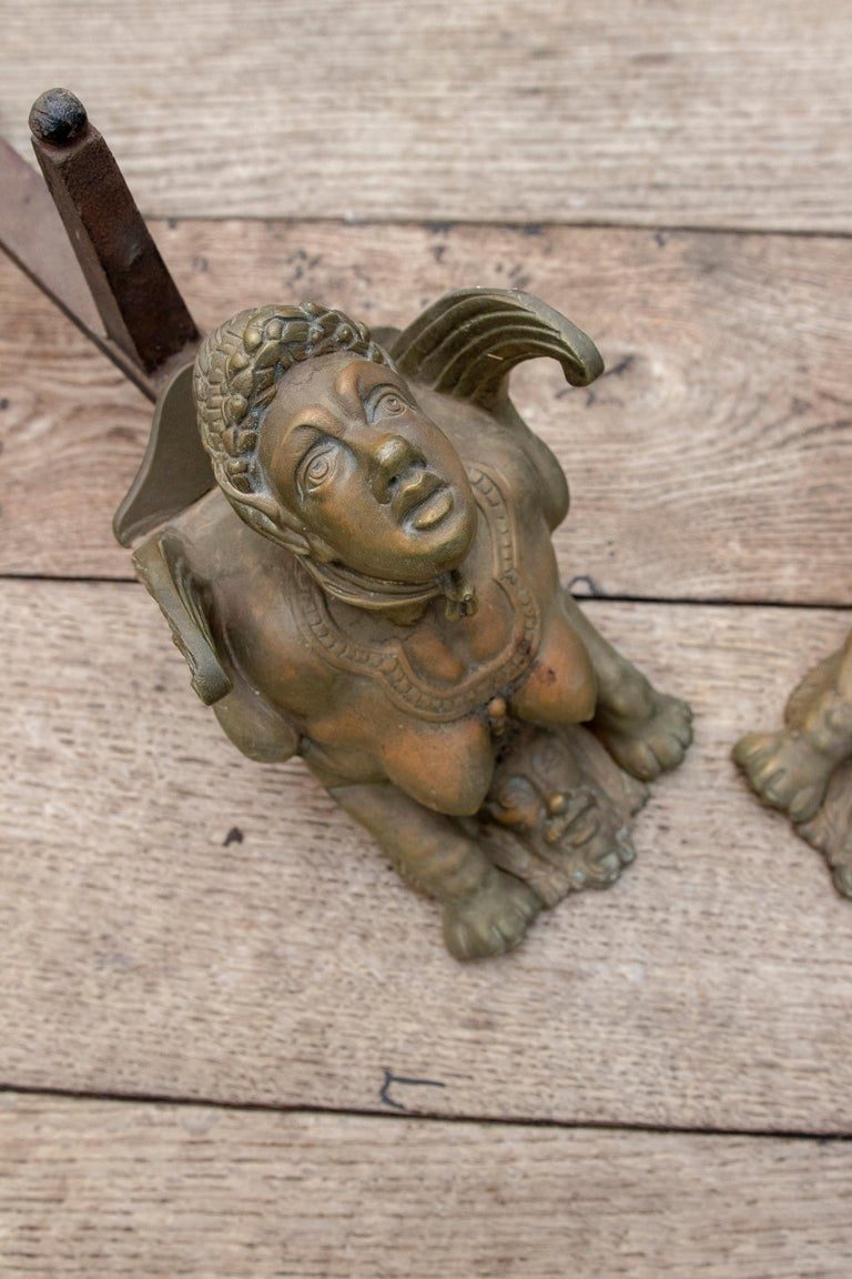 Pareja francesa del siglo XIX de morillos de bronce de personajes alados