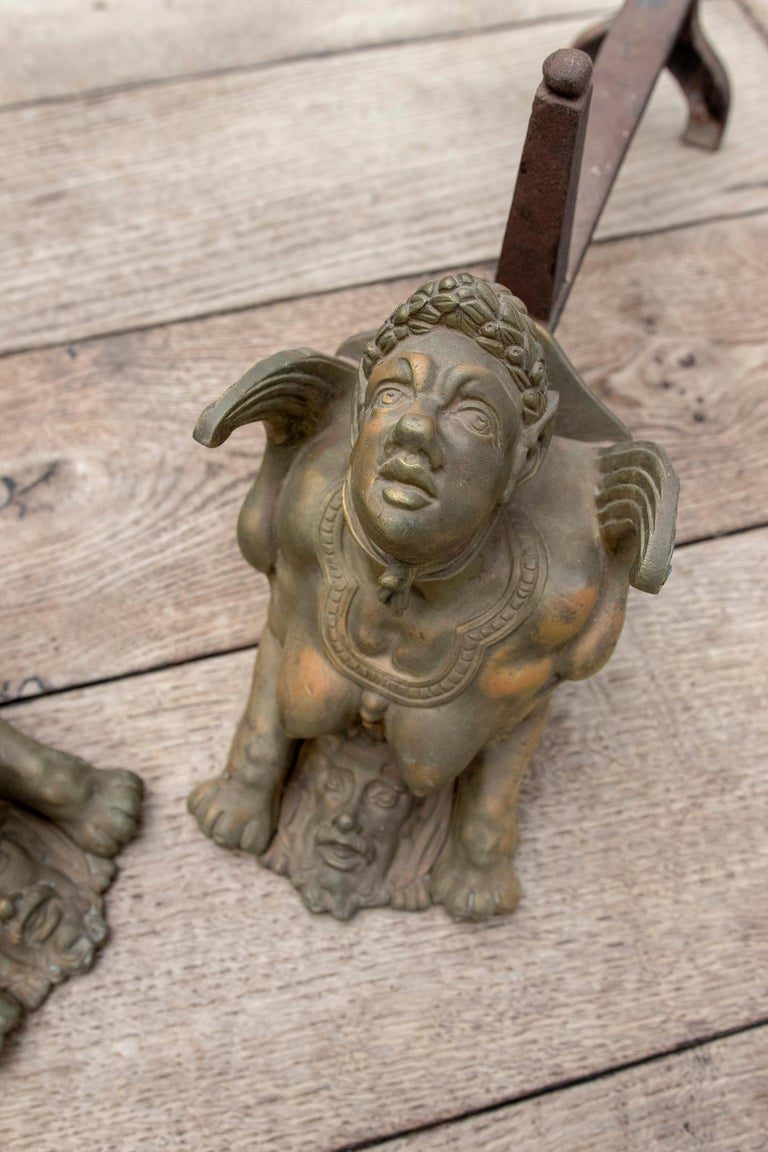 Pareja francesa del siglo XIX de morillos de bronce de personajes alados