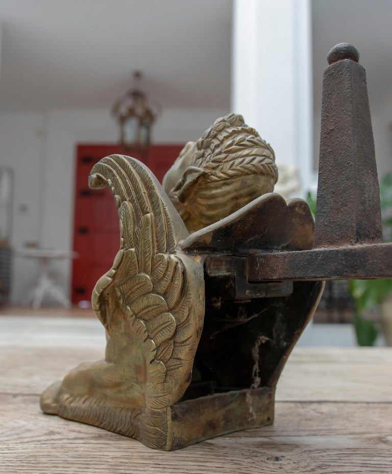 Pareja francesa del siglo XIX de morillos de bronce de personajes alados