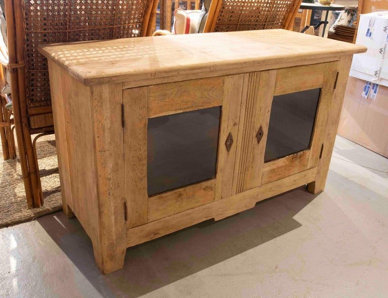 Aparador sencillo de madera lavada con dos puertas