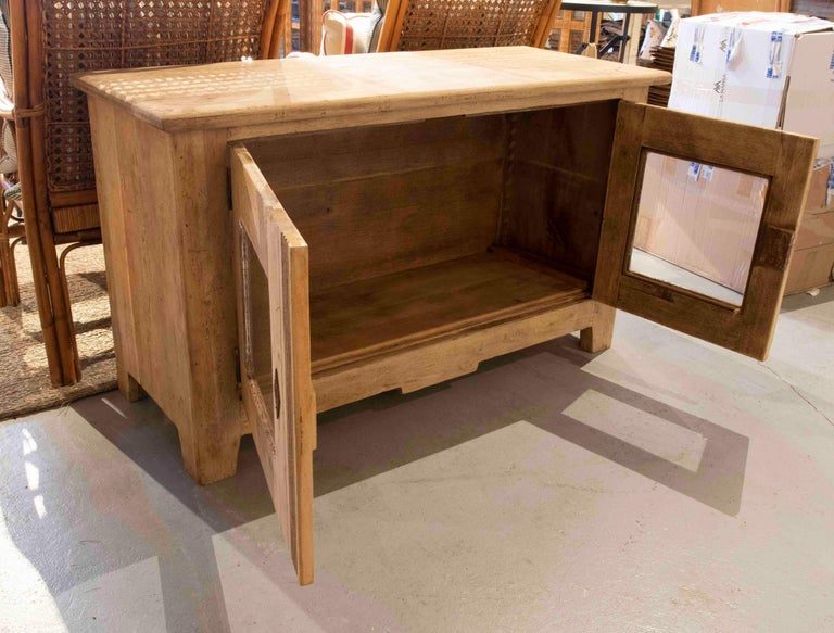 Aparador sencillo de madera lavada con dos puertas
