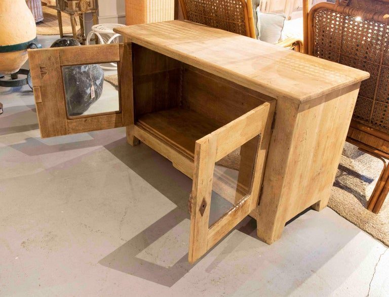 Aparador sencillo de madera lavada con dos puertas