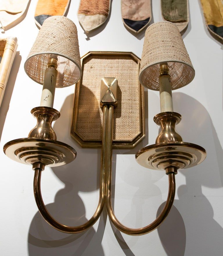Pareja de apliques de bronce forrado con pantallas de rafia de los años 70