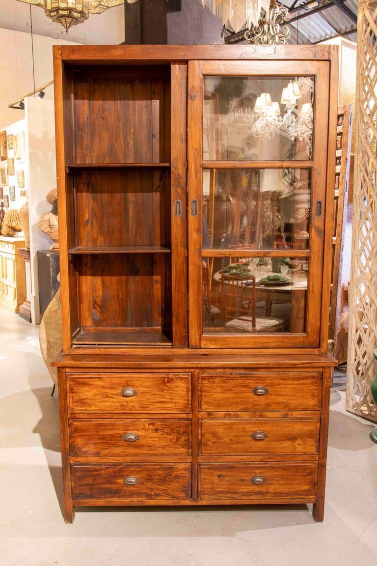 Vitrina antigua de madera de los años 50 con puertas correderas y seis cajones