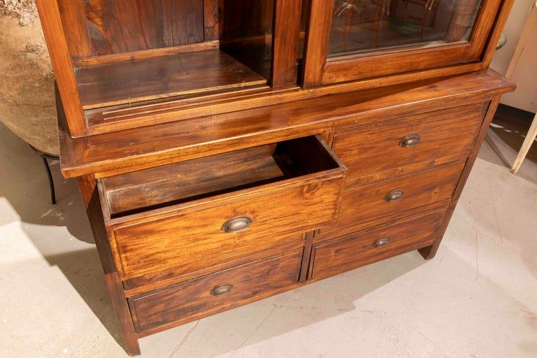 Vitrina antigua de madera de los años 50 con puertas correderas y seis cajones