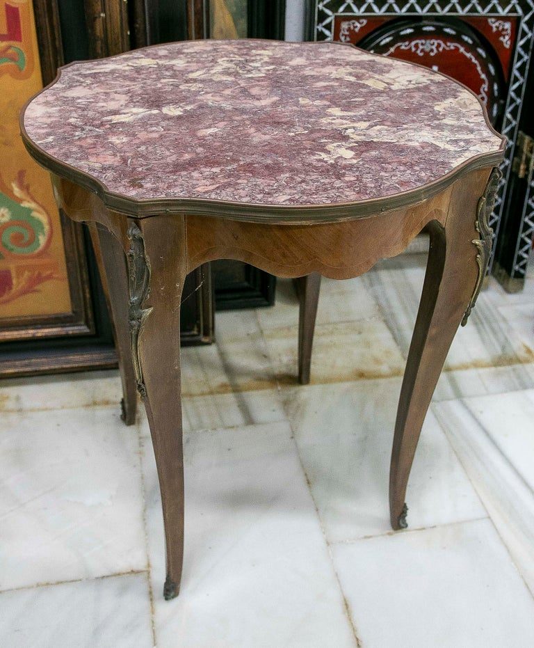 Mesa auxiliar estilo Luis XV con tapa de mármol rosa y detalles de bronce
