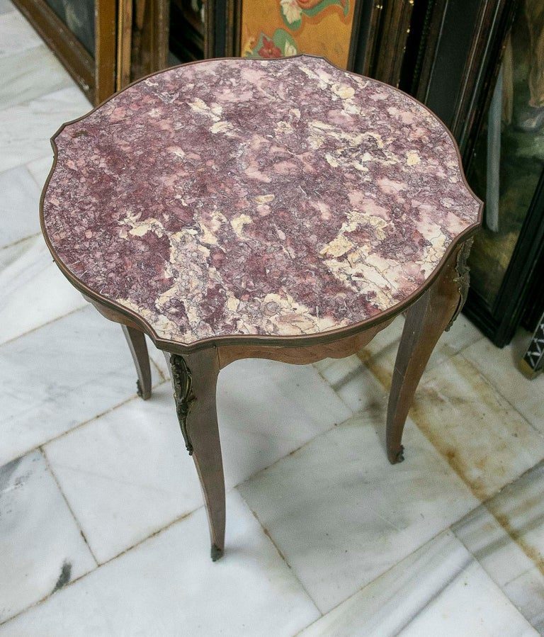 Mesa auxiliar estilo Luis XV con tapa de mármol rosa y detalles de bronce