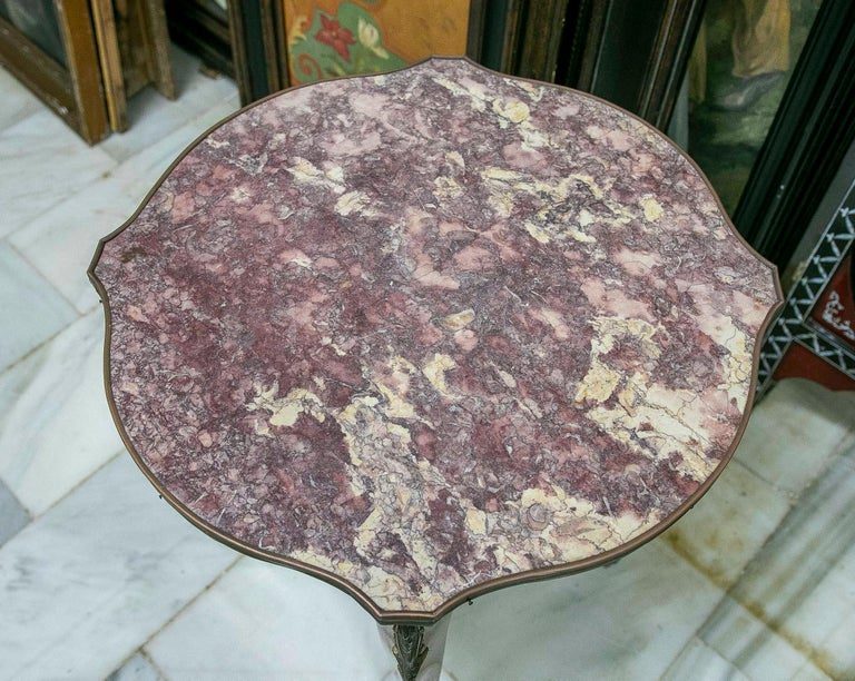 Mesa auxiliar estilo Luis XV con tapa de mármol rosa y detalles de bronce