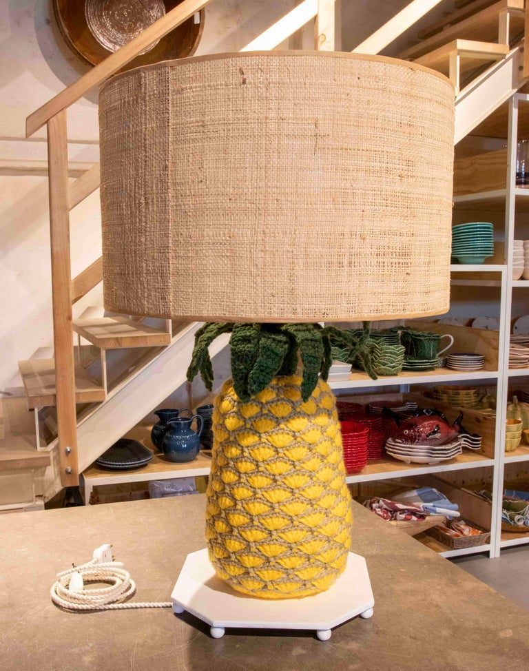 Lámpara de piña cosida a mano con lana y base de hierro