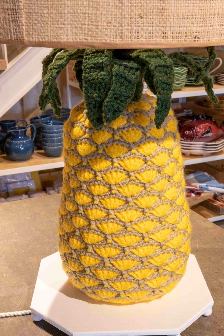 Lámpara de piña cosida a mano con lana y base de hierro