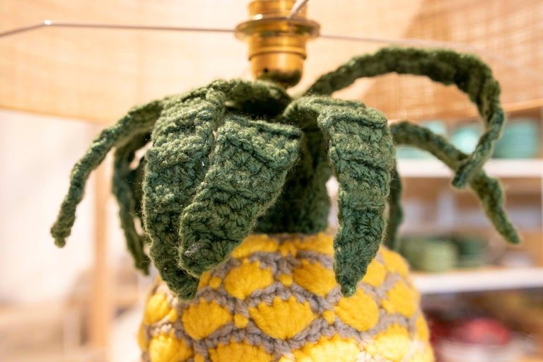 Lámpara de piña cosida a mano con lana y base de hierro