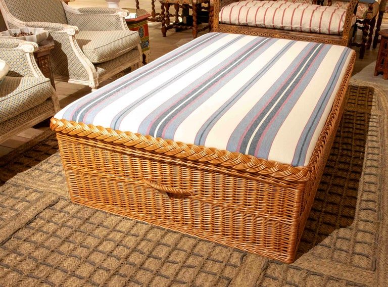 Mesa baja de mimbre con tapicería floral clásica y amplio espacio de almacenamiento