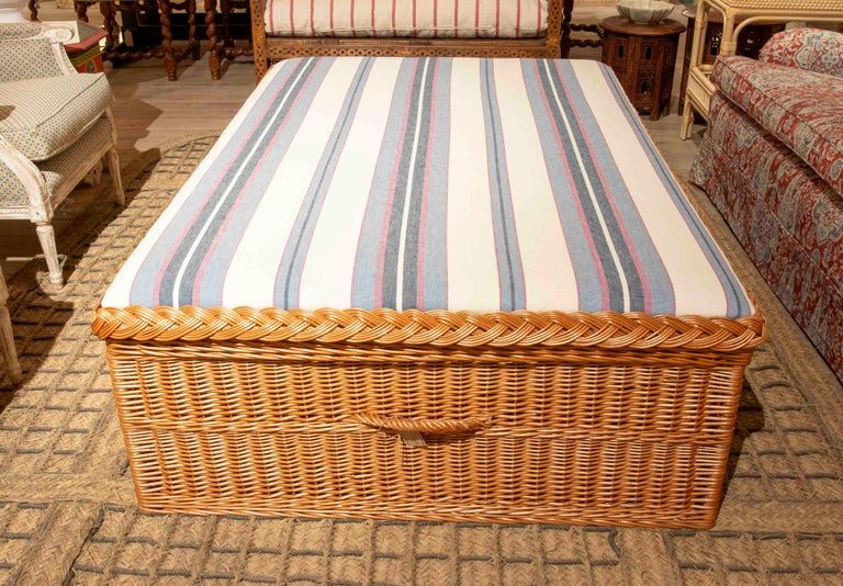 Mesa baja de mimbre con tapicería floral clásica y amplio espacio de almacenamiento