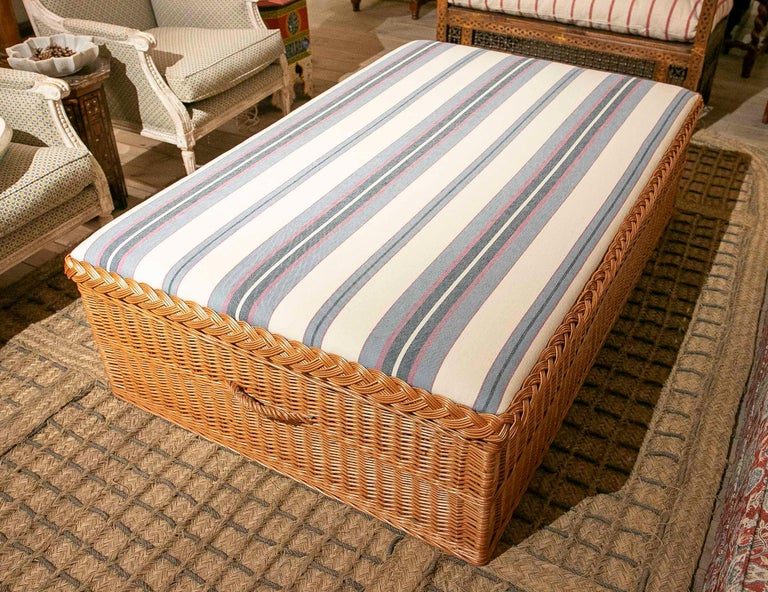 Mesa baja de mimbre con tapicería floral clásica y amplio espacio de almacenamiento